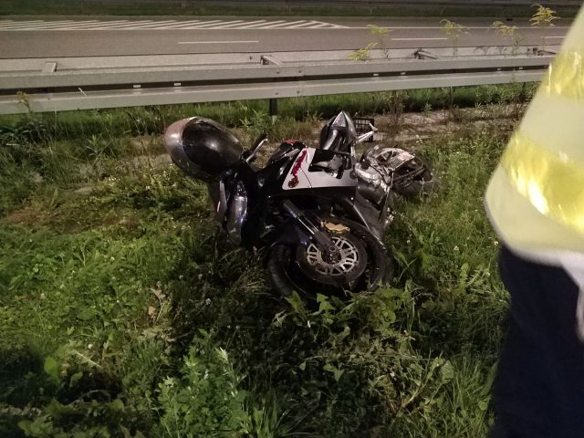 Na zakręcie motocykl wypadł z drogi. Kierowca doznał poważnych obrażeń ciała (zdjęcia)