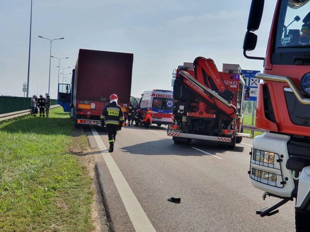 Tragiczny wypadek na ekspresówce, kobieta wpadła pod ciężarówkę. Trasa jest zablokowana (wideo, zdjęcia)