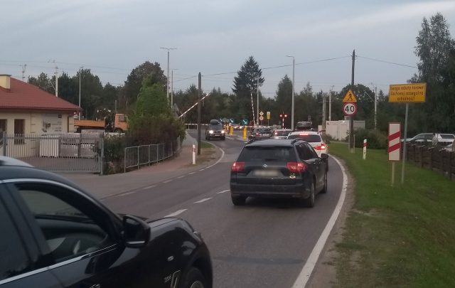 Wciąż występują problemy na przejazdach kolejowych w Motyczu i Miłocinie. „Dopiero naprawili, znów się zepsuł” (zdjęcia)