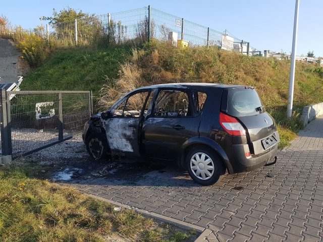 Popołudniowy pożar auta. Renault spłonął prawie doszczętnie (zdjęcia)