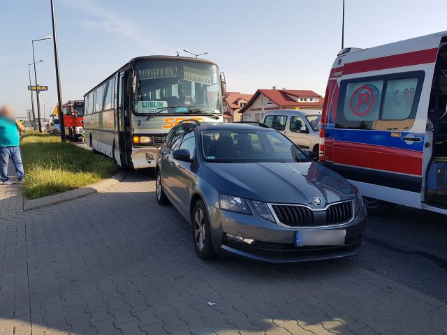 Autobus wjechał w stojące pojazdy. Jedna osoba trafiła do szpitala (zdjęcia)