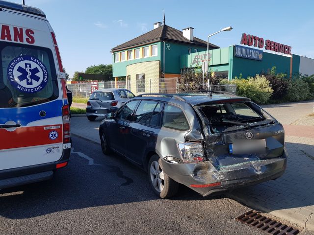 Autobus wjechał w stojące pojazdy. Jedna osoba trafiła do szpitala (zdjęcia)