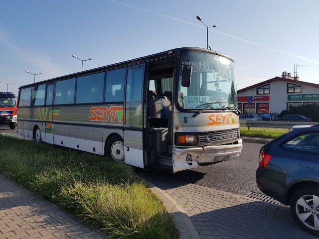 Autobus wjechał w stojące pojazdy. Jedna osoba trafiła do szpitala (zdjęcia)