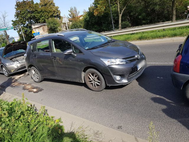 Nie zdołał wyhamować, wjechał w znajdujące się przed nim pojazdy. Uszkodzone zostały trzy auta (zdjęcia)