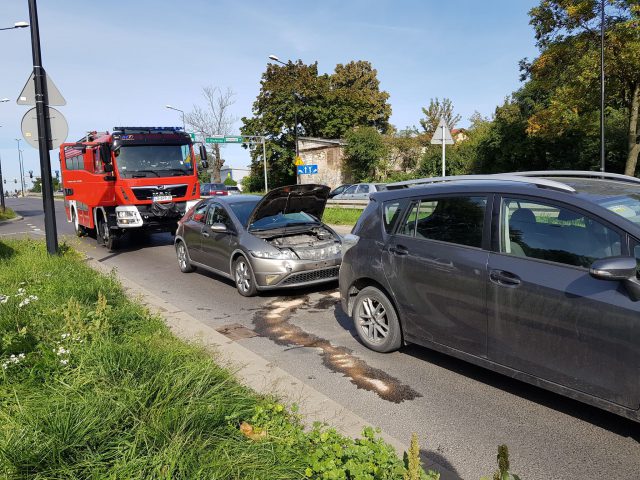 Nie zdołał wyhamować, wjechał w znajdujące się przed nim pojazdy. Uszkodzone zostały trzy auta (zdjęcia)