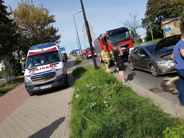 Nie zdołał wyhamować, wjechał w znajdujące się przed nim pojazdy. Uszkodzone zostały trzy auta (zdjęcia)