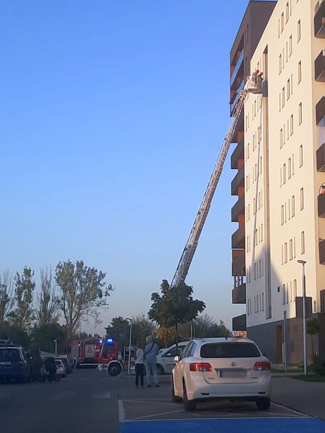 Z bloku zaczęły spadać kawałki szkła. Interweniowała straż pożarna (zdjęcia)