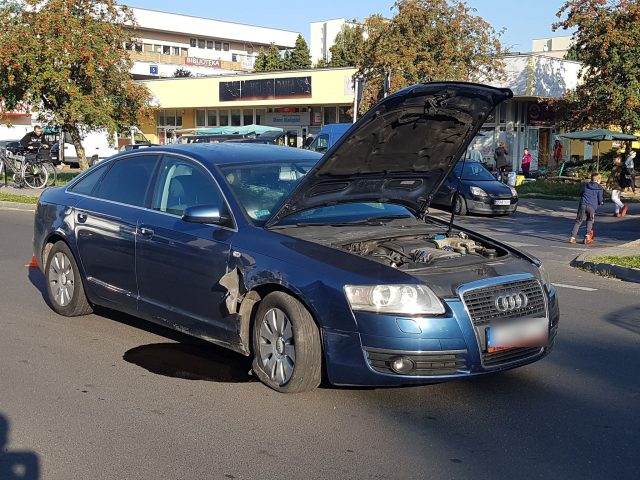 Wyjeżdżał z miejsca parkingowego. Cofając zderzył się z audi (zdjęcia)