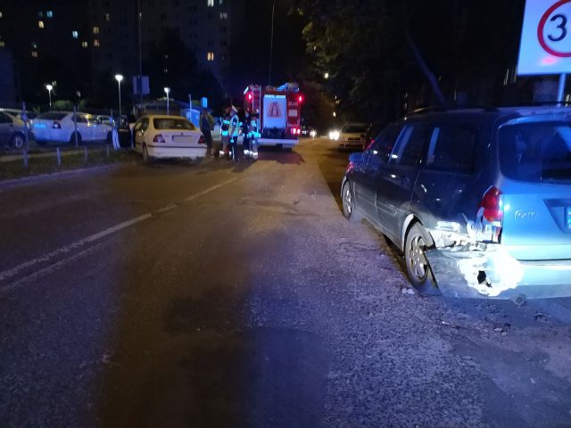 Wjechał w zaparkowanego forda, potem honda uderzyła w słup latarni. Ulica jest zablokowana (zdjęcia)