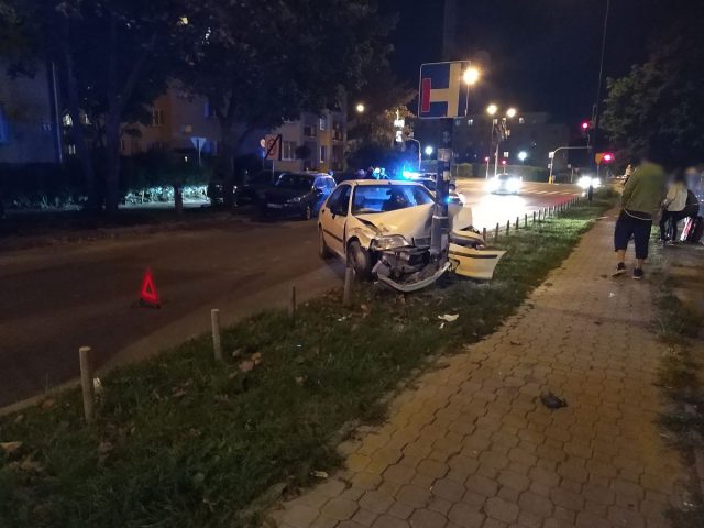 Wjechał w zaparkowanego forda, potem honda uderzyła w słup latarni. Ulica jest zablokowana (zdjęcia)