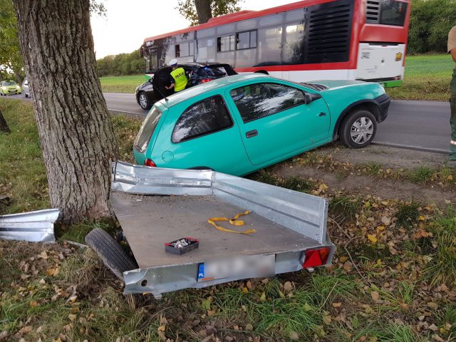 Na przyczepce wiózł podkłady kolejowe. Ściągnęło go do rowu, pojazd uderzył w drzewo (zdjęcia)