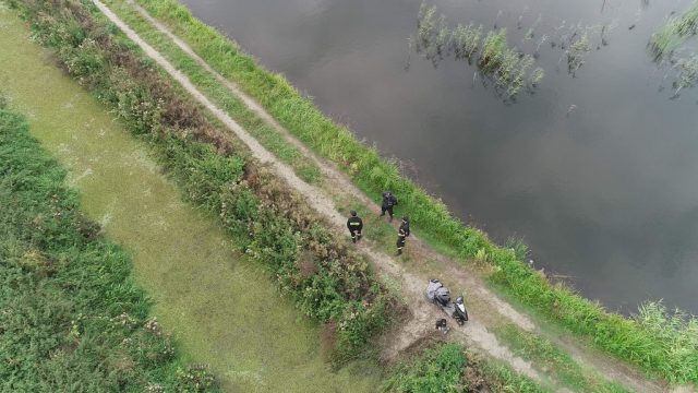 Na brzegu leżały ubrania, obok stał motorower. Trwają poszukiwania właściciela (zdjęcia)