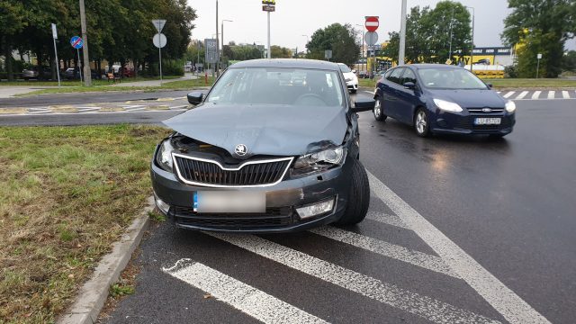 Zderzenie dwóch aut na rondzie w Świdniku. Kierująca jednym z nich wymusiła pierwszeństwo przejazdu (zdjęcia)