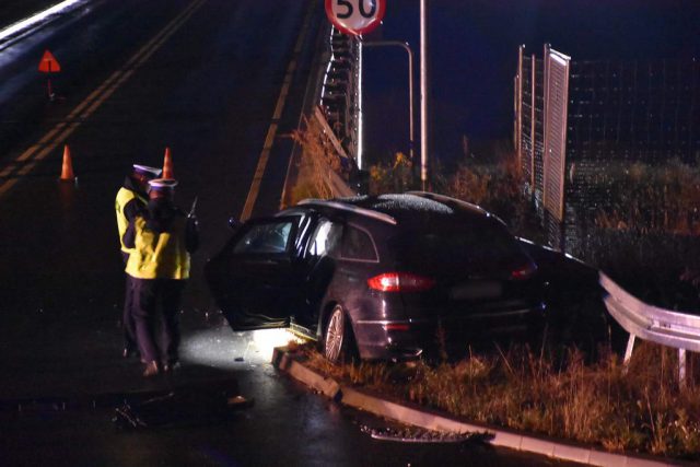 Wypadek na „starej” drodze krajowej Lublin – Warszawa. Jeden z kierowców porzucił auto i uciekł pieszo (zdjęcia)