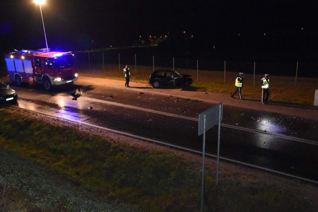 Wypadek na „starej” drodze krajowej Lublin – Warszawa. Jeden z kierowców porzucił auto i uciekł pieszo (zdjęcia)
