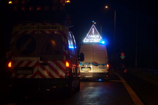 Nocny wypadek na ekspresówce. Opel uderzył w bariery (zdjęcia)