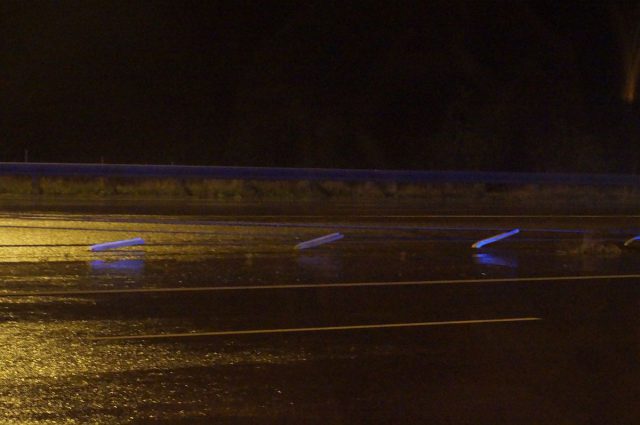 Nocny wypadek na ekspresówce. Opel uderzył w bariery (zdjęcia)