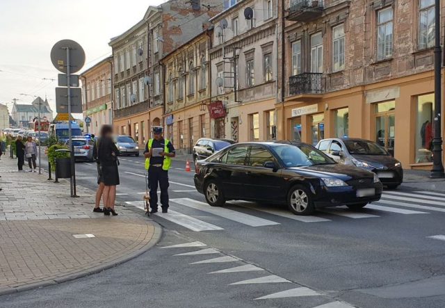 Potrąciła na przejściu dla pieszych dwie kobiety. Poszkodowane trafiły do szpitala (zdjęcia)