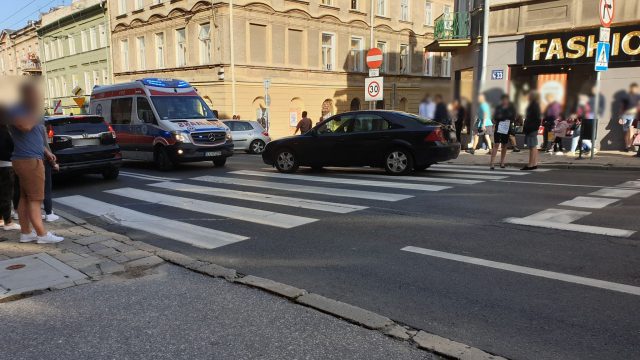 Potrąciła na przejściu dla pieszych dwie kobiety. Poszkodowane trafiły do szpitala (zdjęcia)