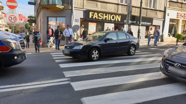 Potrąciła na przejściu dla pieszych dwie kobiety. Poszkodowane trafiły do szpitala (zdjęcia)