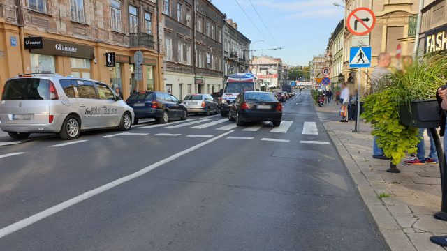 Potrąciła na przejściu dla pieszych dwie kobiety. Poszkodowane trafiły do szpitala (zdjęcia)