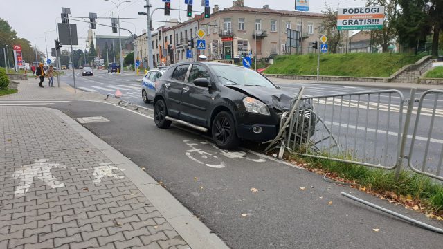 Nissan taranował barierki przy jezdni. Kierująca usnęła w trakcie jazdy (zdjęcia)