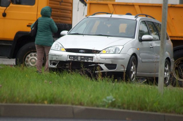 Czołowe zderzenie na rondzie. Kierująca fordem kobieta straciła panowanie nad pojazdem (zdjęcia)