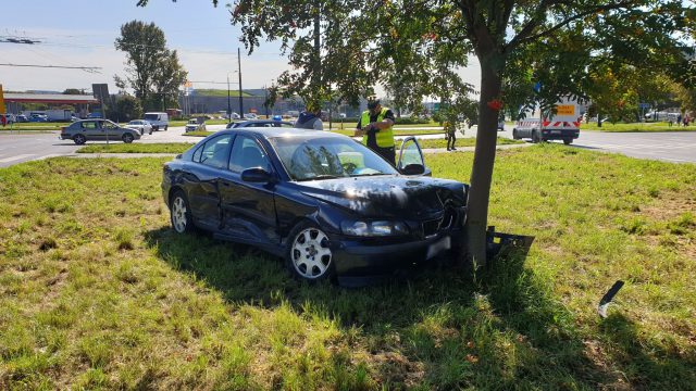 Volvo uderzyło w jarzębinę. Wcześniej w pojazd wjechało inne auto, kierowca uciekł (zdjęcia)