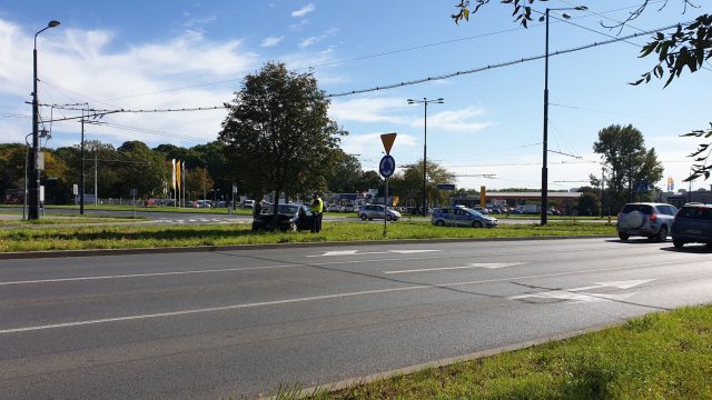 Volvo uderzyło w jarzębinę. Wcześniej w pojazd wjechało inne auto, kierowca uciekł (zdjęcia)