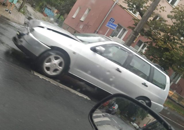 Zderzenie dwóch pojazdów osobowych przed przejściem dla pieszych (zdjęcia)