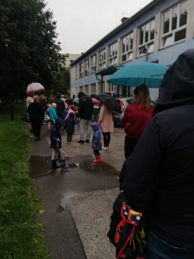 Kolejki przed przedszkolami. „Na deszczu i z dziećmi na rękach” (zdjęcia)