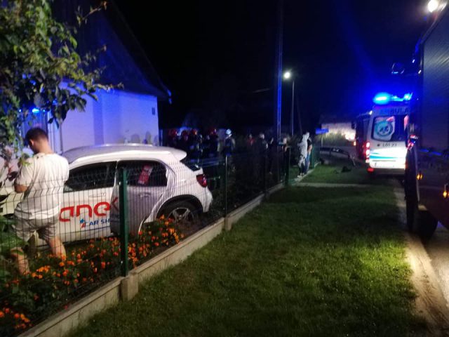 Mercedes na minuty uderzył w ogrodzenie i zatrzymał się na ścianie domu (zdjęcia)