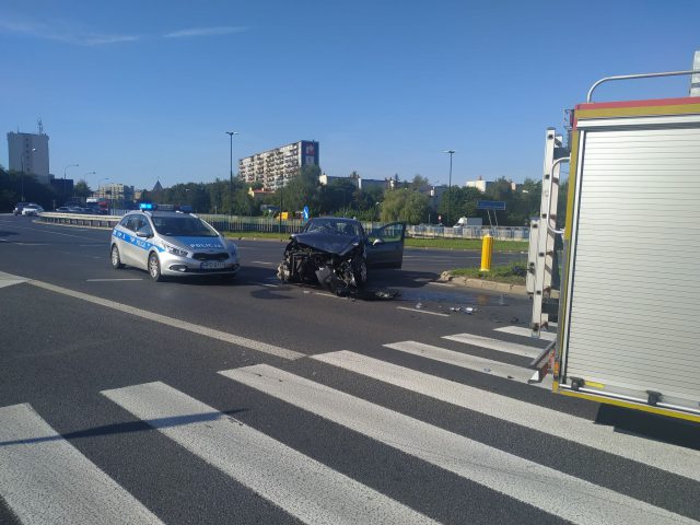 Prawo jazdy miała od kilku tygodni, nie zauważyła znaku STOP. Na rondzie przy Makro wjechała w busa (zdjęcia)