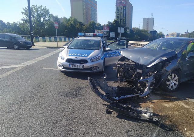 Prawo jazdy miała od kilku tygodni, nie zauważyła znaku STOP. Na rondzie przy Makro wjechała w busa (zdjęcia)