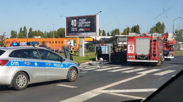 Prawo jazdy miała od kilku tygodni, nie zauważyła znaku STOP. Na rondzie przy Makro wjechała w busa (zdjęcia)