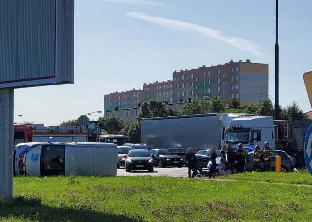 Prawo jazdy miała od kilku tygodni, nie zauważyła znaku STOP. Na rondzie przy Makro wjechała w busa (zdjęcia)