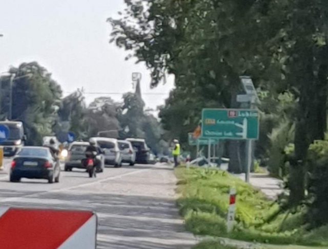 Pojazd osobowy wpadł do przydrożnego rowu. Utrudnienia w ruchu na trasie Lublin – Lubartów (zdjęcia)