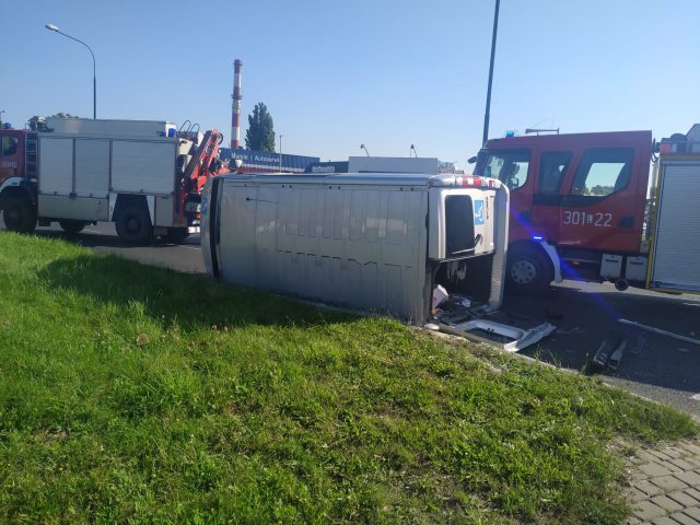 Prawo jazdy miała od kilku tygodni, nie zauważyła znaku STOP. Na rondzie przy Makro wjechała w busa (zdjęcia)