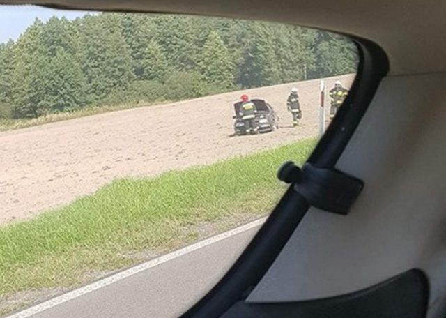 Kierująca volkswagenem miała ponad 2 promile, dachowała pojazdem na polu (zdjęcia)