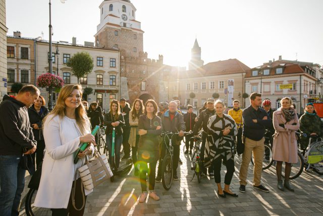 Pracownicy Urzędu Miasta Lublin przyjechali dziś do pracy rowerami i hulajnogami (zdjęcia)