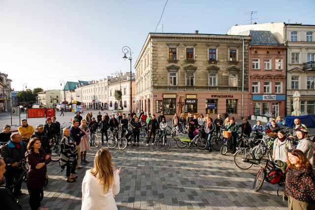Pracownicy Urzędu Miasta Lublin przyjechali dziś do pracy rowerami i hulajnogami (zdjęcia)