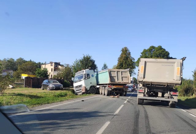 Zderzenie ciężarówki z osobówką na trasie Kraśnik – Annopol. Duże utrudnienia w ruchu na krajowej 74 (zdjęcia)