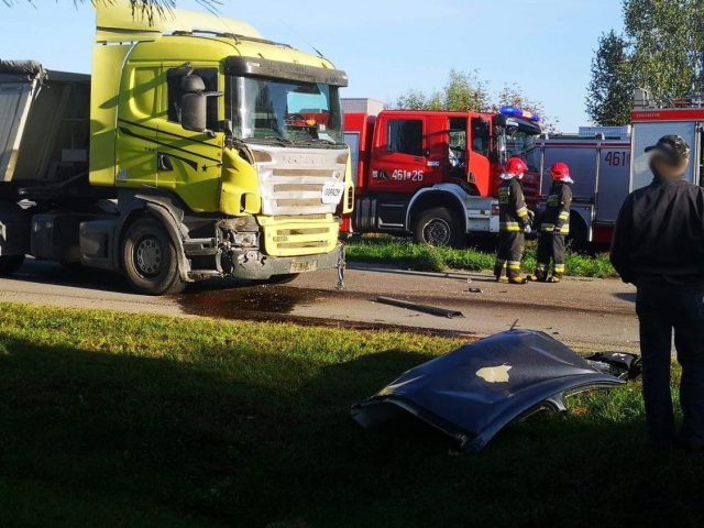 Zderzenie ciężarówki z osobówką w Stefanowie. Interweniował śmigłowiec LPR (zdjęcia)