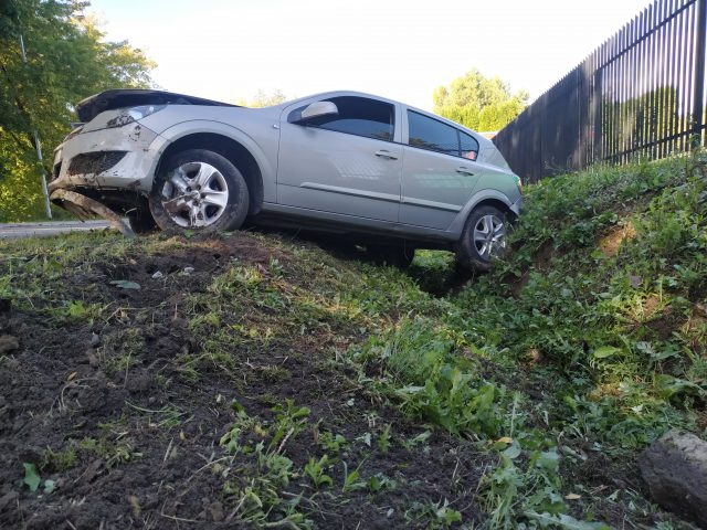 Na zakręcie pojechał prosto, opel uderzył w skarpę i wpadł do rowu. Kierowca uciekł pieszo (zdjęcia)