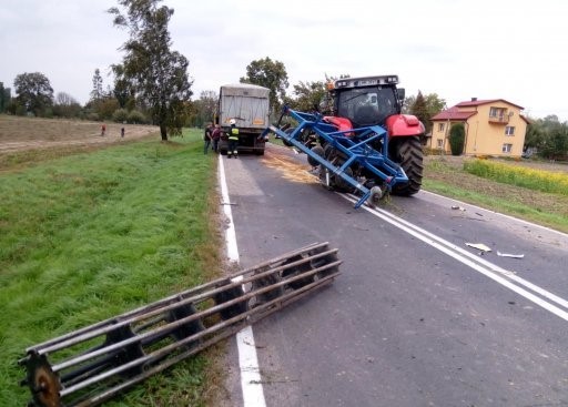 Zderzenie ciężarówki z ciągnikiem rolniczym. 50 tys. złotych strat po kolizji (wideo, zdjęcia)