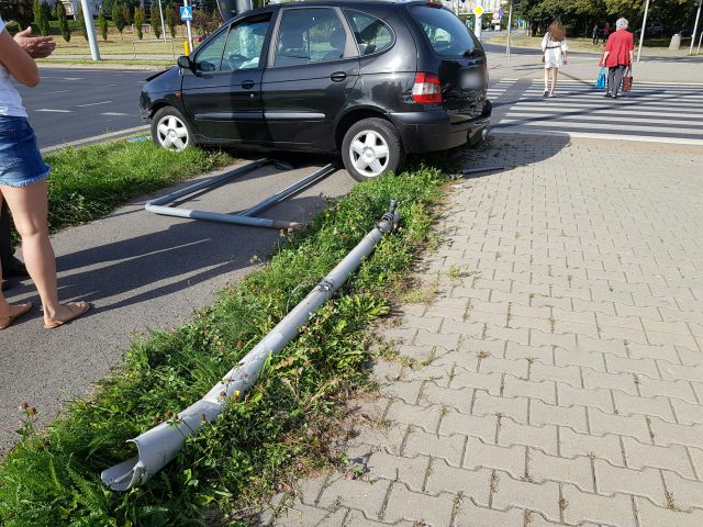 Zderzenie dwóch pojazdów, uszkodzony sygnalizator i barierki. Groźna kolizja na ul. Jana Pawła II (zdjęcia)