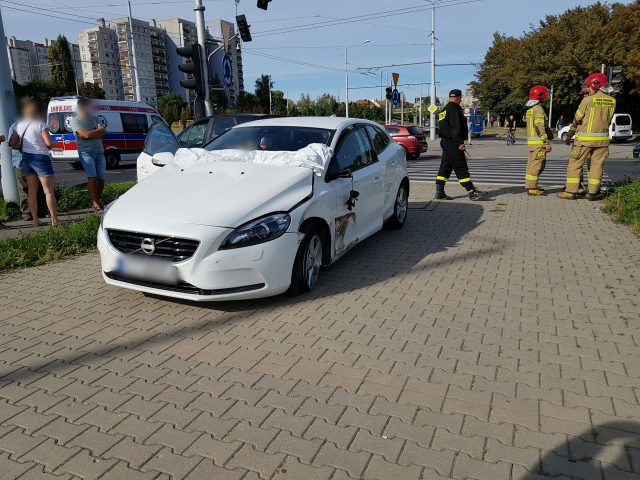 Zderzenie dwóch pojazdów, uszkodzony sygnalizator i barierki. Groźna kolizja na ul. Jana Pawła II (zdjęcia)