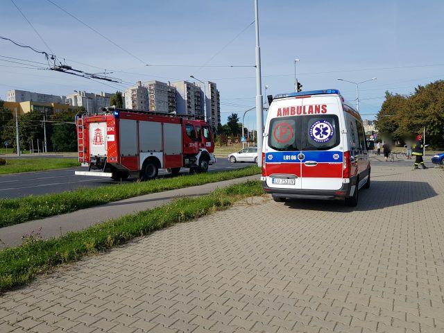 Zderzenie dwóch pojazdów, uszkodzony sygnalizator i barierki. Groźna kolizja na ul. Jana Pawła II (zdjęcia)