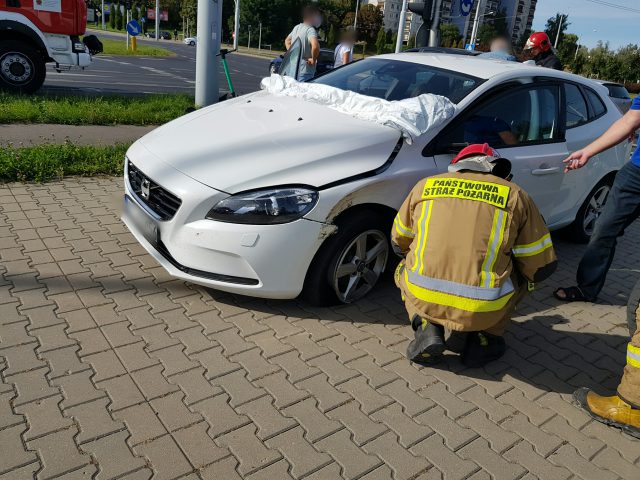 Zderzenie dwóch pojazdów, uszkodzony sygnalizator i barierki. Groźna kolizja na ul. Jana Pawła II (zdjęcia)