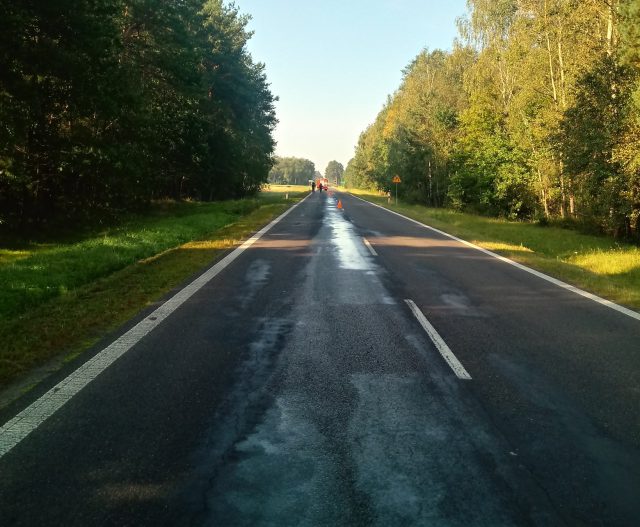 W ciężarówce doszło do rozszczelnienia się zbiornika. Utrudnienia w ruchu na krajowej 82 (zdjęcia)